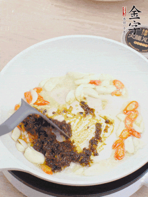 豬油下鍋，爆香蒜片、金字火腿XO醬。