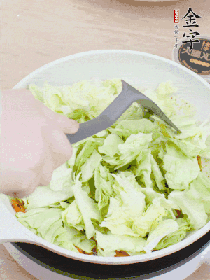 下卷心菜翻炒。