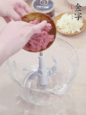 江南野筍干浸泡至軟；豬五花肉切薄片；腐皮改刀切成長方形。