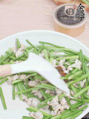 再下花蛤肉、1勺金字火腿干貝醬翻炒攪勻。