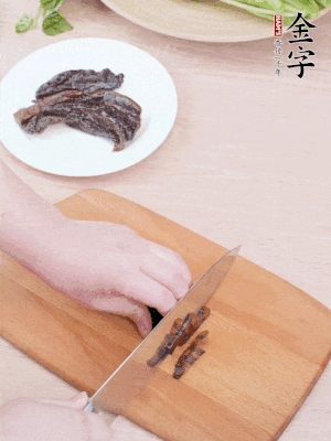 金字醬油肉下鍋煮10分鐘，切薄片。