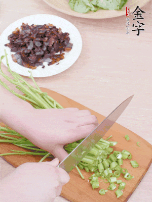 空心菜摘掉葉子，菜梗切成丁。