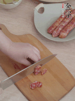 香腸切片。（圓片一點(diǎn)，不用很斜）