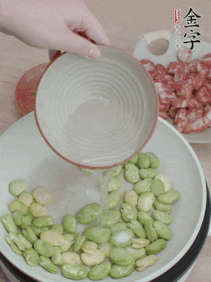 鍋中少油，下蠶豆略炒，加1/2勺鹽、一點(diǎn)糖、少許水炒勻。