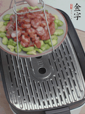 蠶豆鋪底，香腸鋪上，上鍋蒸15分鐘。