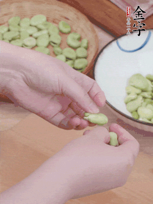 蠶豆剝殼，去掉豆衣，切碎。