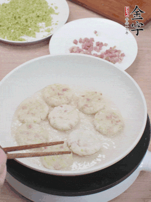 鍋中涼油，慢煎至兩面有脆殼。（油可以多一點）