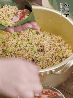 兩片粽葉1/2處葉尾相疊，中間卷成圓錐后裝入餡料。