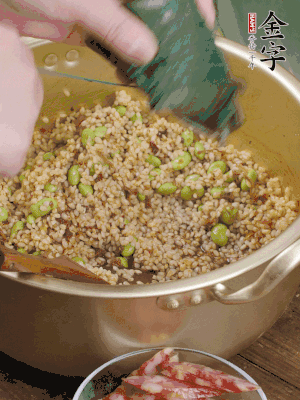 再附一張粽子，一齊向后折疊，線繩捆綁。