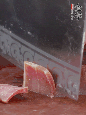 取金字火腿塊150g，切成薄片。生姜切片。