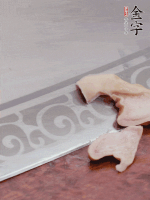 橫向一分為二，均勻切絲。