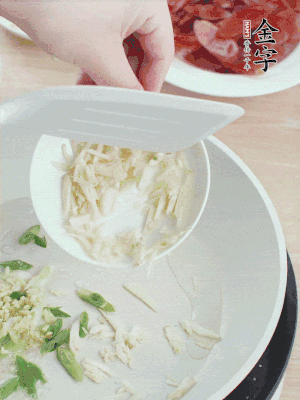 油4成熱，下蔥姜蒜、干辣椒、花椒煸出香味。