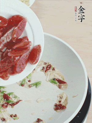 放香腸、苦瓜快速翻炒。