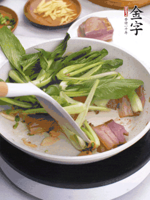 下小青菜翻炒，菜梆子變軟時，撒一點(diǎn)鹽、雞精調(diào)味。