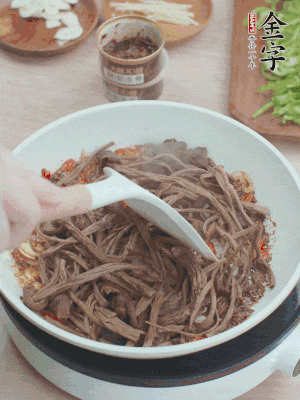 下茶樹(shù)菇煸炒4分鐘。