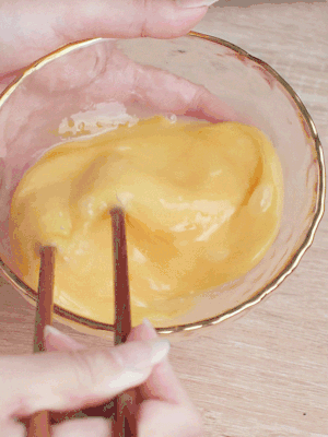 雞蛋調(diào)入少許黃酒打散。