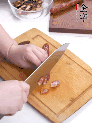 干香菇泡發(fā)切片，金字香腸切片，春筍切大粒。