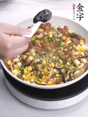 加2勺生抽、1勺蠔油、半勺老抽調(diào)味。