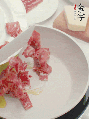 橄欖油煸香金字培根火腿。依次下豌豆、蝴蝶面、洋蔥。