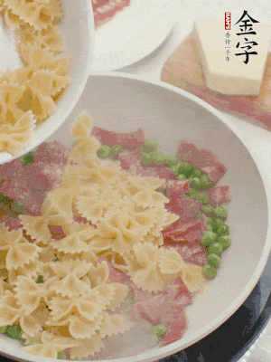 1小勺鹽調(diào)味，混合一起燉煮一下。