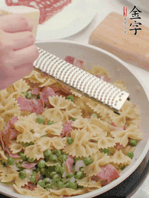 收汁后加入帕爾瑪芝士、歐芹碎和檸檬汁。