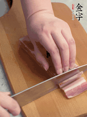 百合切去頭尾，分開洗凈;咸肉切薄片。