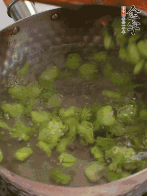 鍋中水沸，放一撮鹽，下蠶豆豆瓣焯3分鐘，下百合，3秒撈出，一起撈出瀝水。