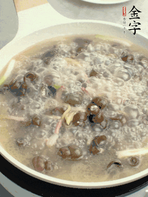 放辣椒，加一點(diǎn)鹽、糖，大火翻炒。