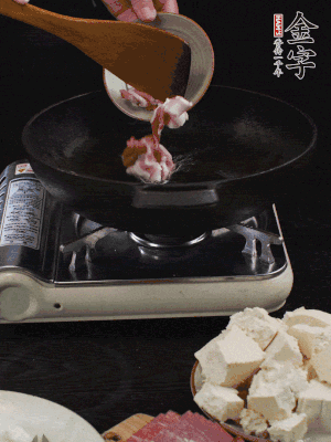 冷油潤(rùn)鍋，下五花肉煸香。