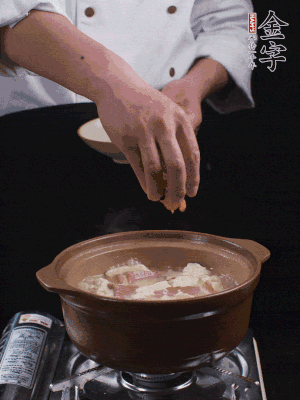 下蝦仁干，煮5分鐘。撒蒜葉，煮1分鐘。