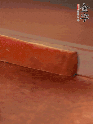 金字火腿上方去皮切薄片。