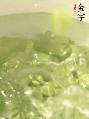 新鮮蠶豆熱水焯水30秒，然后浸入涼水。