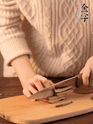 金字淡咸肉、香干分別切丁。