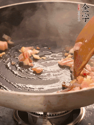 熱油爆香大蒜粒，煸香咸肉丁，淋一勺黃酒調(diào)味。