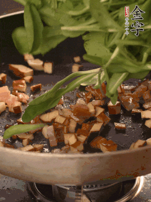 再放香干煸炒，最后放馬蘭頭翻炒至變軟。