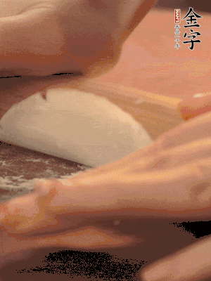 餃子皮邊緣搟薄，整體搟成1.5倍大小。