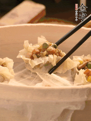 包好的燒賣放在蒸籠上，水開后蒸8分鐘左右。