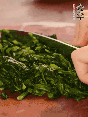 洗凈的菠菜加鹽焯水，撈出晾涼后攥干切碎。胡蘿卜切細(xì)絲。金字烤腸切園片。