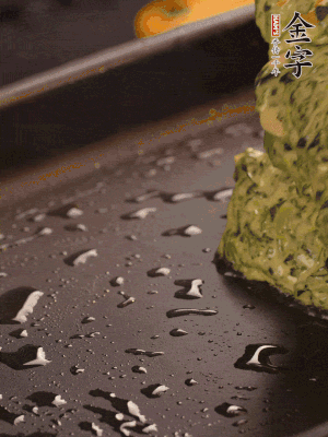 熱鍋擦一下油，下面糊攤平。