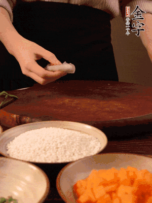 胡蘿卜去皮切丁。蝦仁切小塊。糯米提前浸泡半天。