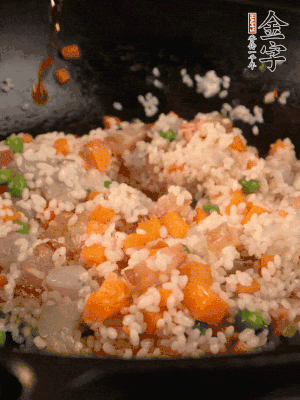 加入糯米翻炒均勻。最后加入蝦仁，用1勺料酒、1勺生抽、1/2勺鹽調(diào)味。