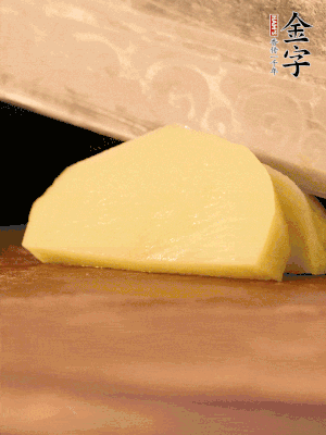 土豆去皮切丁。水開后，放入鍋中煮2-3分鐘，撈出瀝干水分。