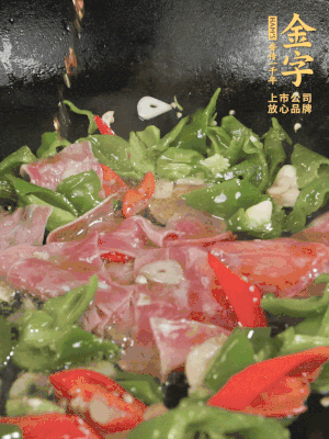 再下蒸炒火腿煸炒，加少許白糖提鮮。