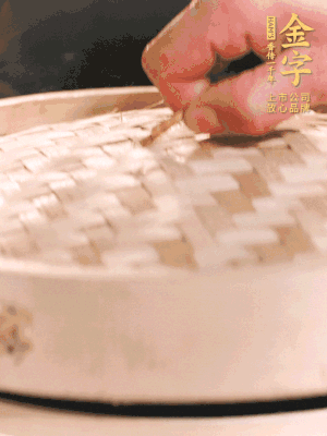 醬鴨半只加姜片、蔥、黃酒上鍋蒸20分鐘。