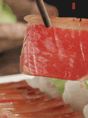 吃的時候，把薄片火腿放入荷葉夾中就可以了。