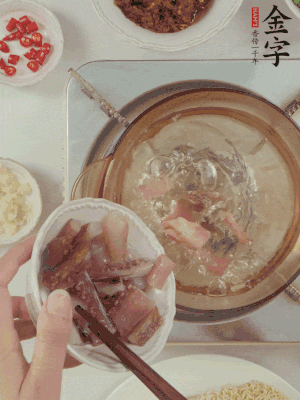 魷魚熱水下鍋，焯水備用。