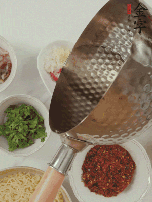 蒜末、小米辣、芝麻淋上熱油。