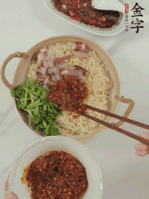 在面上鋪魷魚、香菜、金字火腿大師醬。