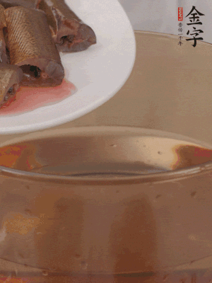 處理干凈的黃鱔段，加姜片、料酒沸水下鍋焯水。撈出用涼水沖洗干凈。