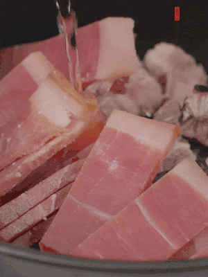 排骨、黃鱔段、金字火腿片放入砂鍋中，加沒過食材的水。